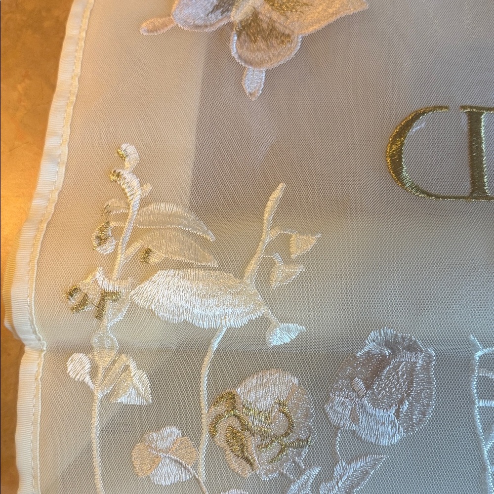 Elegant Dior Cream Tote Bag with Floral Embroidery - Picture 5 of 6